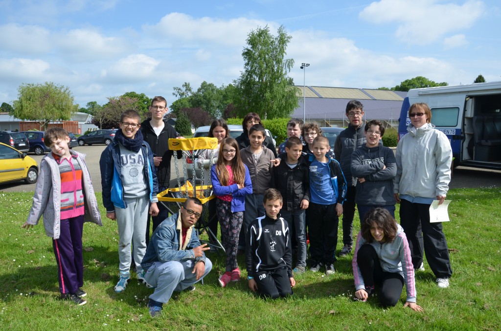 Les jeunes de l'IDEFHI de Canteleu et de l'Envol Saint-Jean de Bois-Guillaume s'affrontent lors de la deuxième manche du mini-championnat de disc-golf...