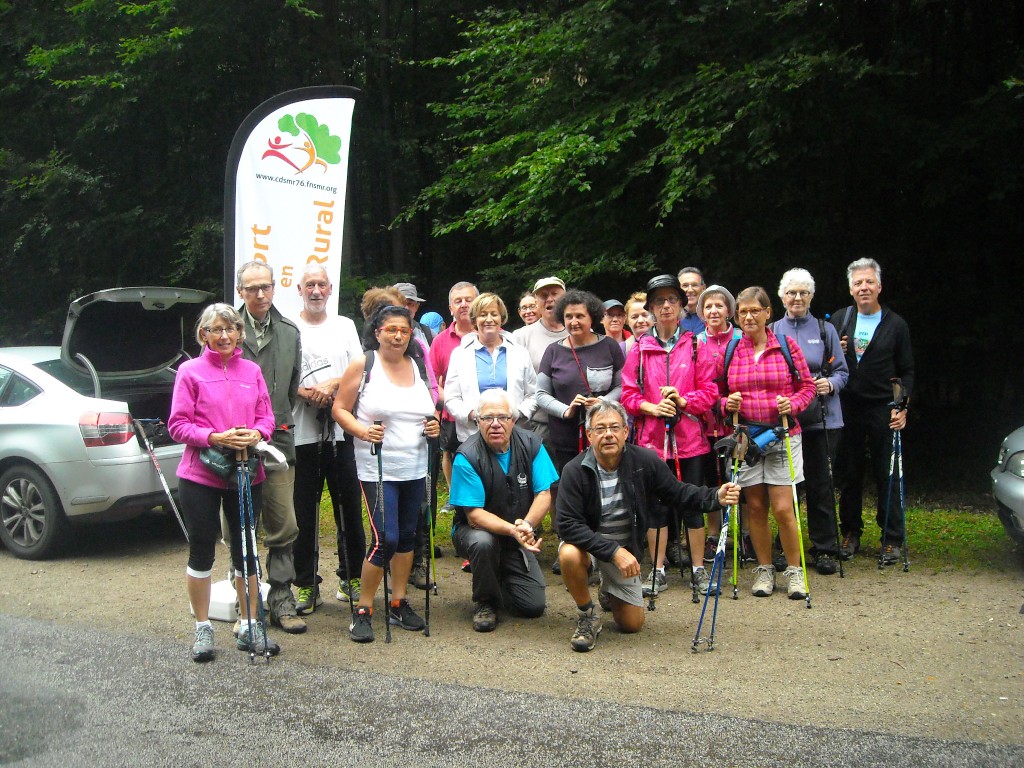 Les 25 randonneurs, accompagnés de Alain GRACIA (chargé d’accueil du public  de l’Office National des Forêts), partent à la découverte de la forêt domaniale d’Eu…